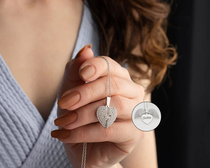 CUSTOMIZABLE EUROPEAN STYLE STAINLESS STEEL PENDANT NECKLACE, PERFECT FOR ENGRAVING ON A DELICATE CLAVICLE CHAIN.