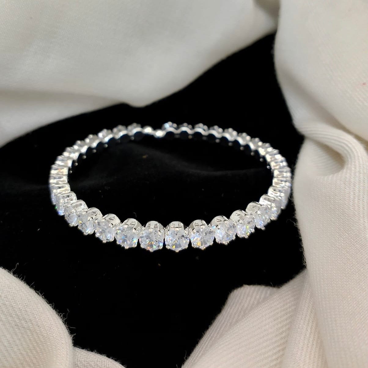 Radiant Single-Row Cubic Zirconia Bangle Bracelet for Girlz – A Dazzling Touch of Luxury and Elegance